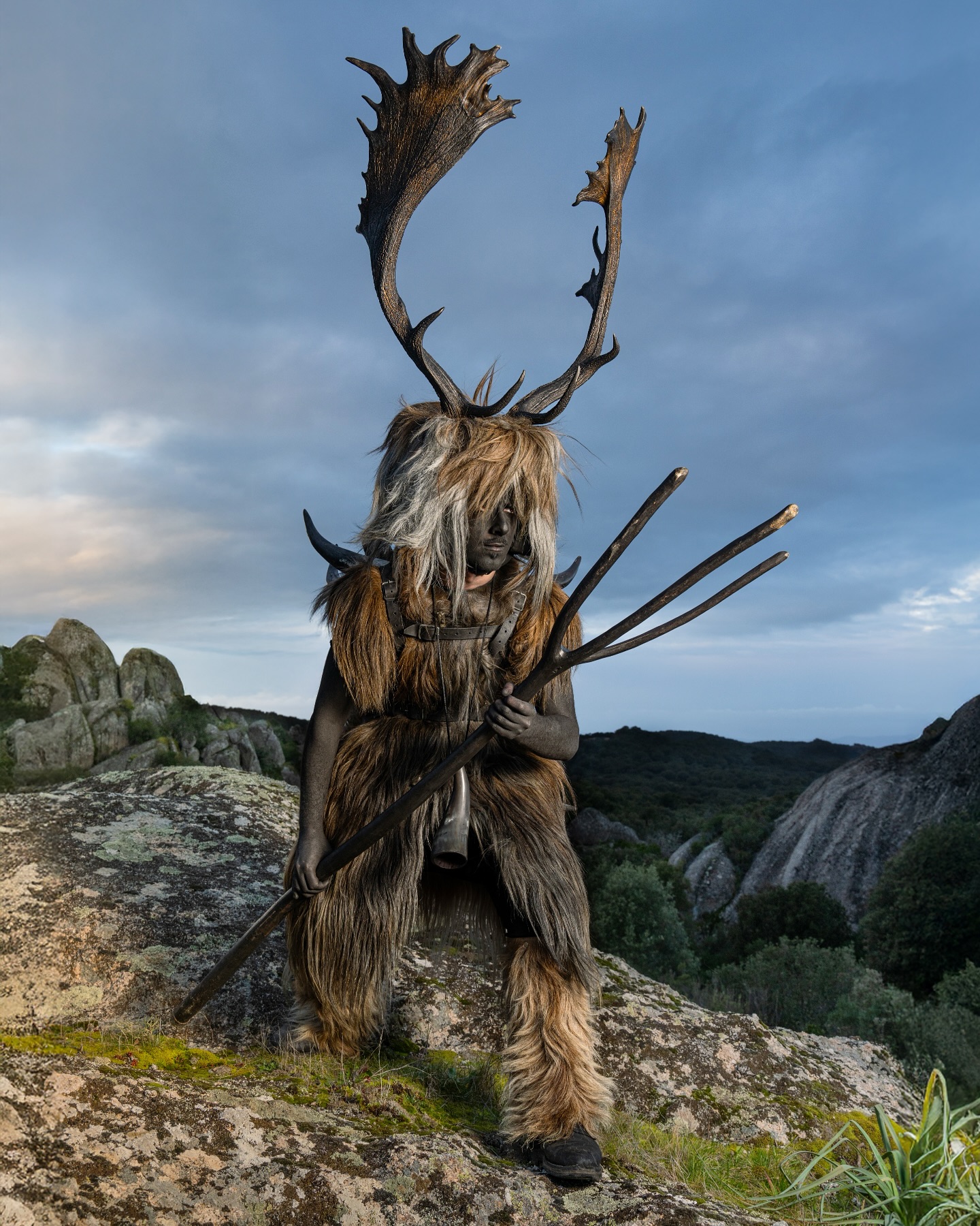 Neoneli person on a mountainside dressed as described in the post.